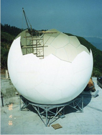 1996年4月22日WSR-88D雷達設備天線罩吊掛組裝。