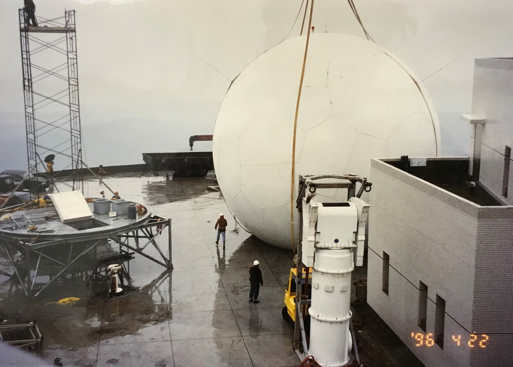 1996年4月22日WSR-88D雷達設備天線罩吊掛組裝。