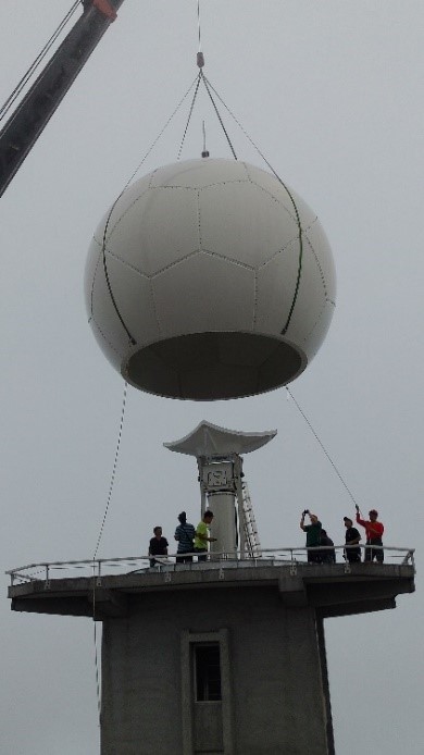 2016年4月26日Meteor 1700DPC降雨雷達維修平臺天線罩吊掛組裝。