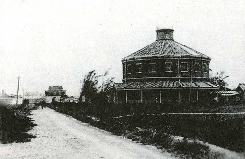 1897年臺北測候所完工初期(前方道路為公園路，遠方可見南門)。
