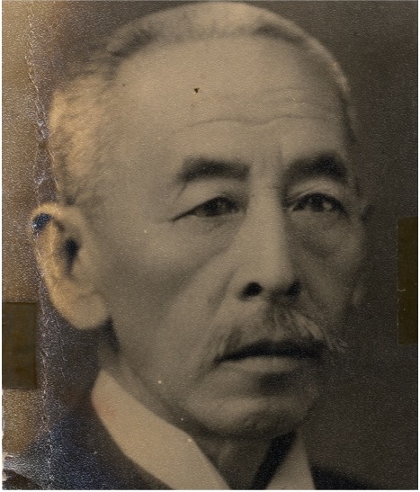 近藤久次郎像。