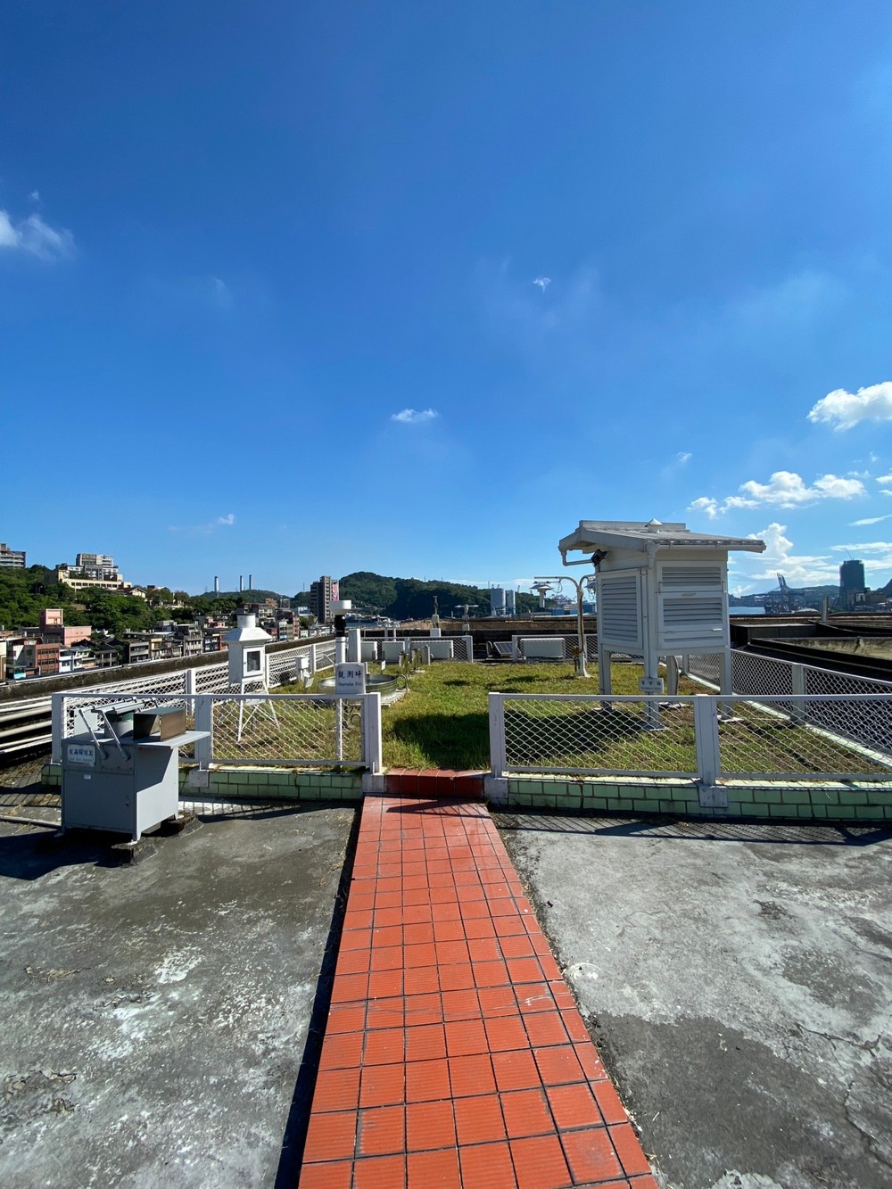 基隆海港大樓頂部之氣象觀測坪(攝於2022年)。點此顯示大圖(彈出視窗)