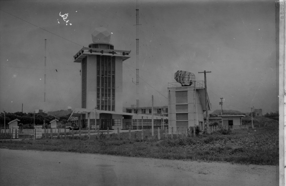 1968年重建後之1代雷達(左)及重建期間暫時替代用的AN/TPS-1E軍用雷達(右)。點此顯示大圖(彈出視窗)