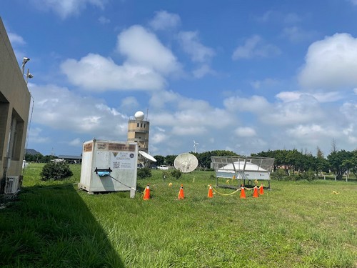 剖風儀與控制用活動機房。點此顯示大圖(彈出視窗)