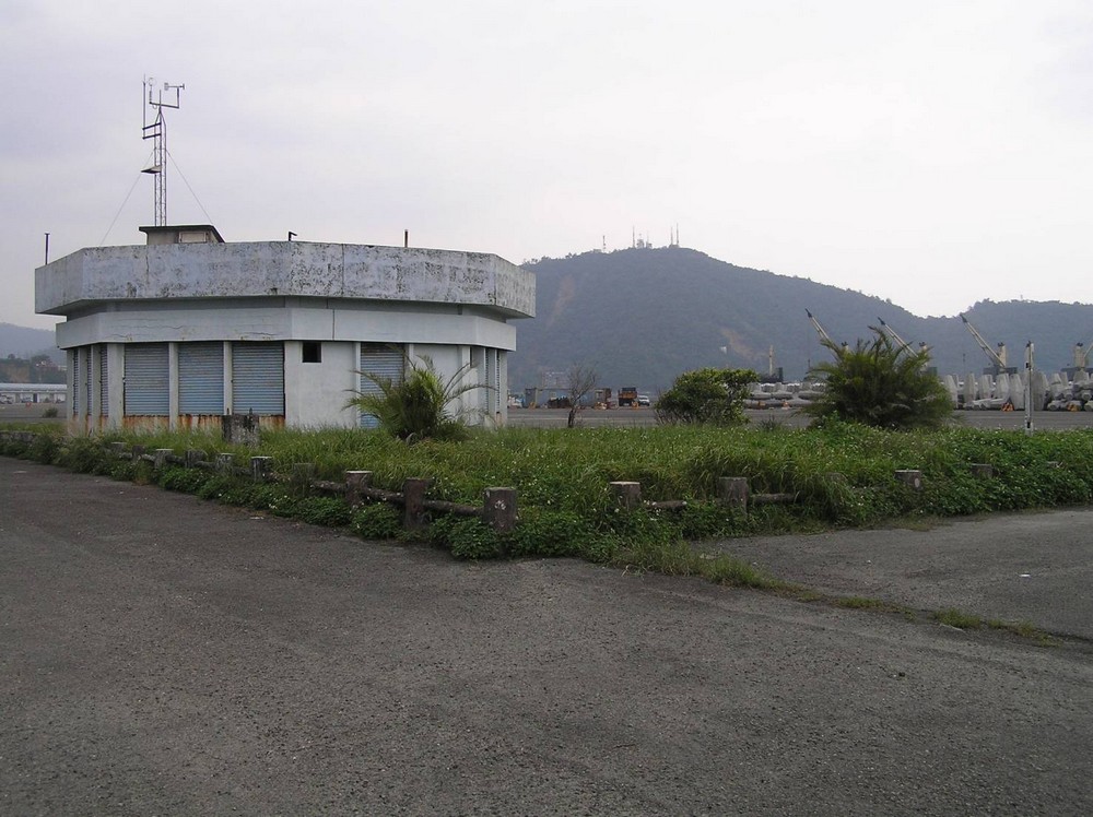 蘇澳港工程處港口測候站及舊觀測坪位置(草坪處)，因配合龍德造船廠蘇澳港區興建廠房已於2018年12月拆除(攝於2010年11月9日)。點此顯示大圖(彈出視窗)