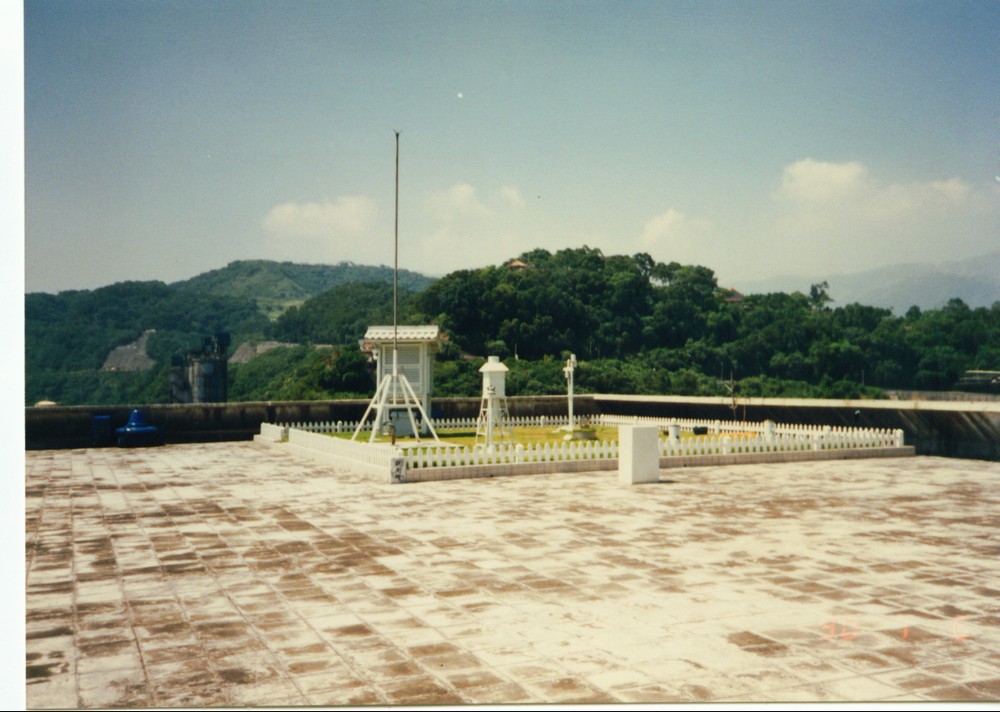 1984年6月在蘇澳港行政大樓6樓陽台建置觀測坪，地面觀測業務遷併於大樓同址辦公。點此顯示大圖(彈出視窗)