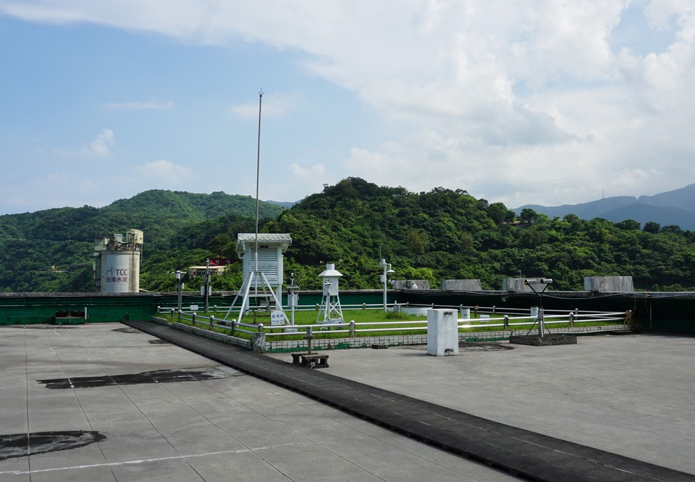 2022年6月觀測坪，對照早期剛建立的觀測坪，現今已增加多樣觀測儀器設備運作。點此顯示大圖(彈出視窗)