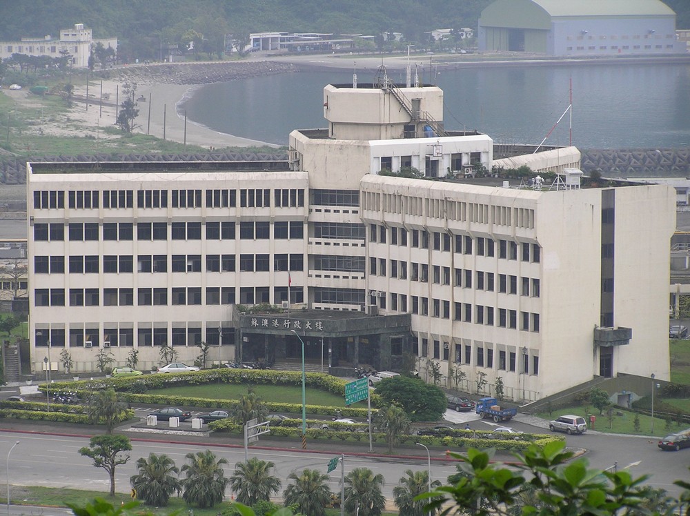 蘇澳港行政大樓6樓蘇澳氣象站及陽台觀測坪(攝於2009年4月7日)。點此顯示大圖(彈出視窗)