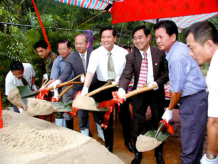 2002年8月5日舉行破土典禮，正式開始動工。點此顯示大圖(彈出視窗)