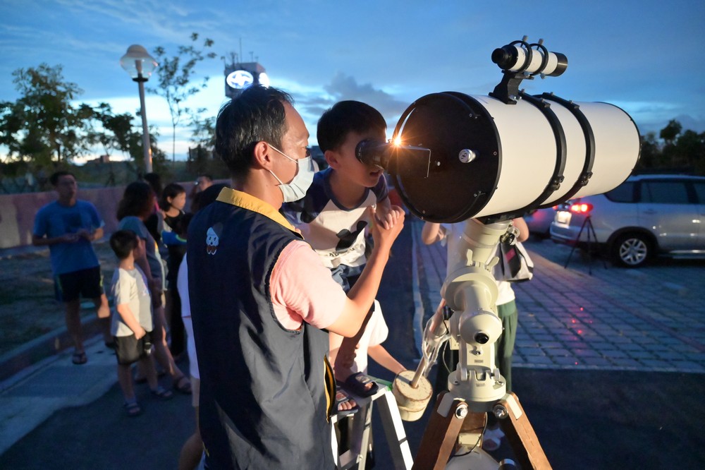 2020年7月19日敦親睦鄰漁農特展活動_夜間天文觀星導覽。點此顯示大圖(彈出視窗)