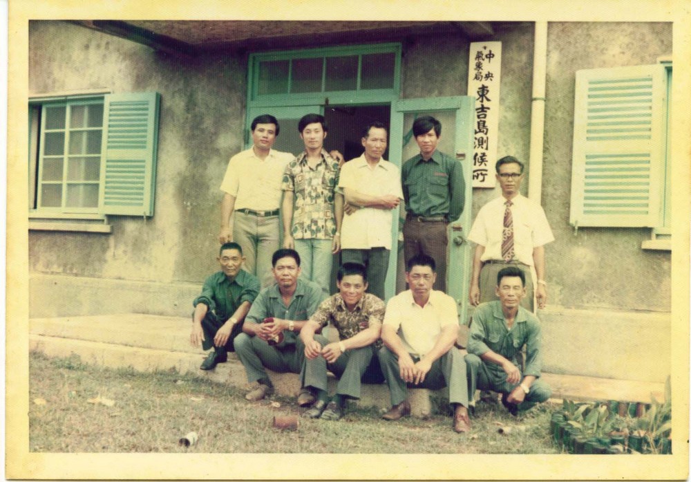 約1970年代東吉島測候所同仁親友。點此顯示大圖(彈出視窗)