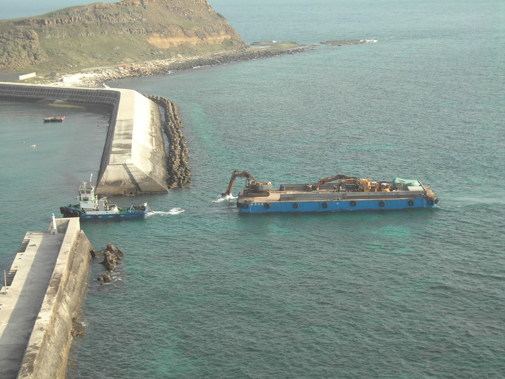 2007年拖船載運機具新建辦公室廳舍。點此顯示大圖(彈出視窗)