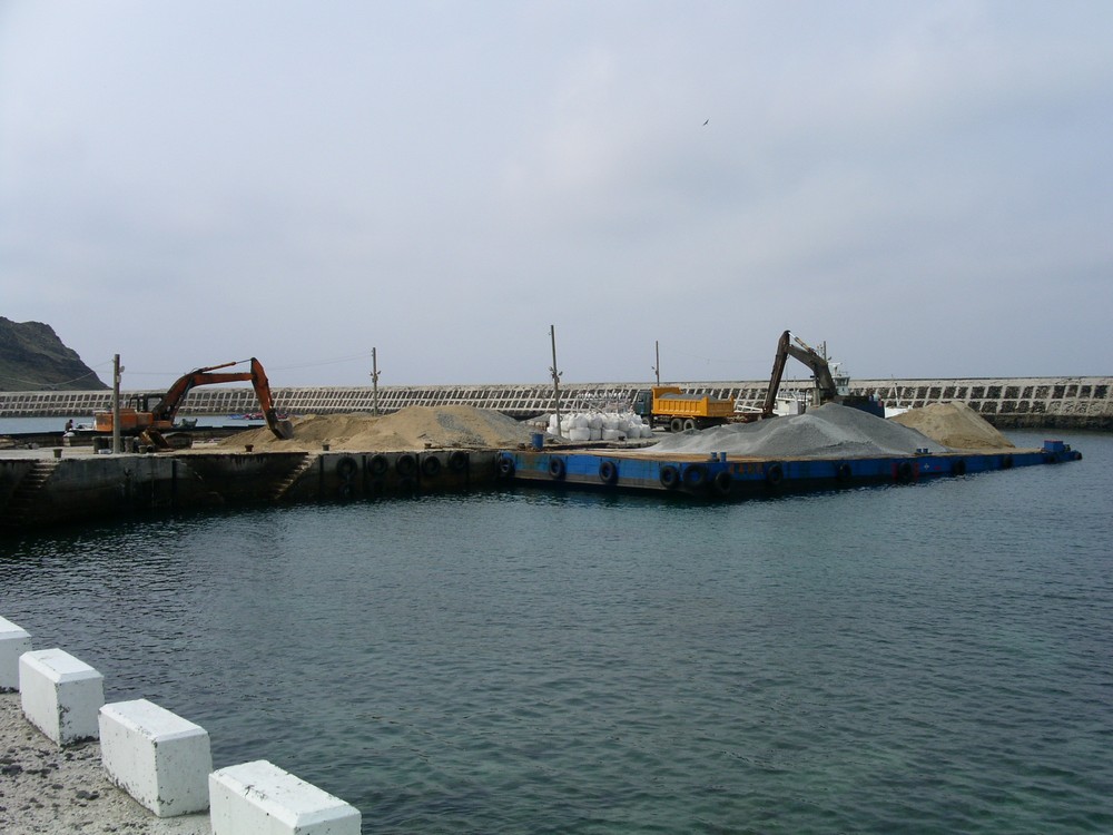 2007年拖船載運砂石新建辦公室廳舍。點此顯示大圖(彈出視窗)
