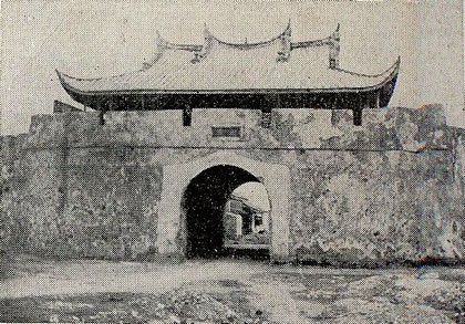 媽宮城拱辰北門，1896年澎湖島測候所成立時最初辦公處。點此顯示大圖(彈出視窗)