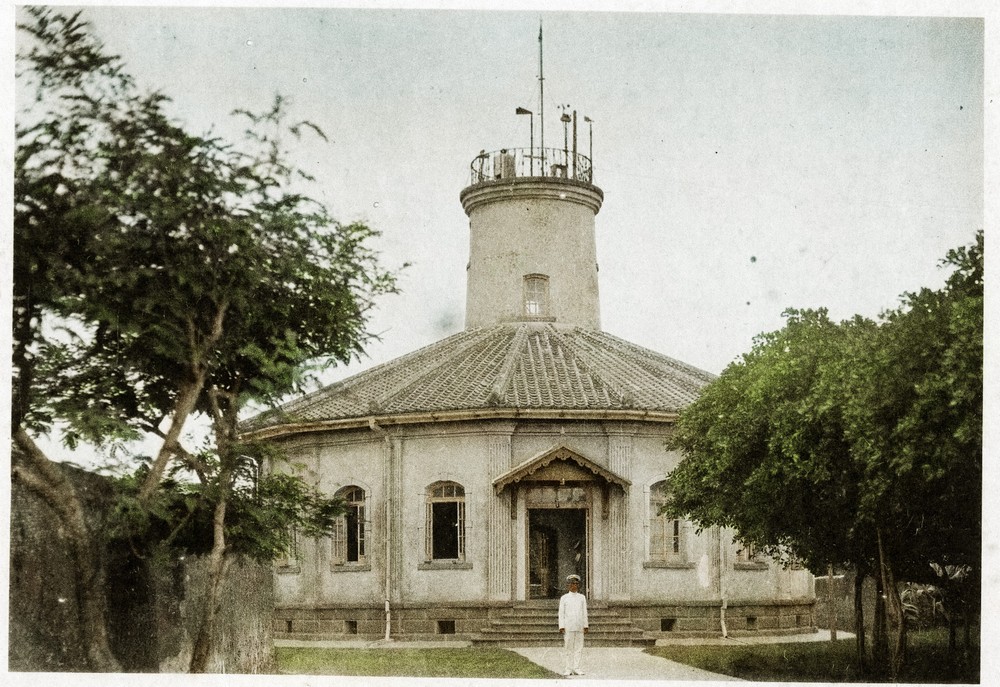 約1930年代澎湖測候所，圖中橋本所長(橋本敬藏)在澎湖站紀錄中，於1931年8月~1936年7月擔任代理所長，又於1940年4月~1942年11月擔任所長。點此顯示大圖(彈出視窗)
