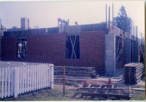 1997年新建作業大樓及職務宿舍，右為當時觀測坪。點此顯示大圖(彈出視窗)