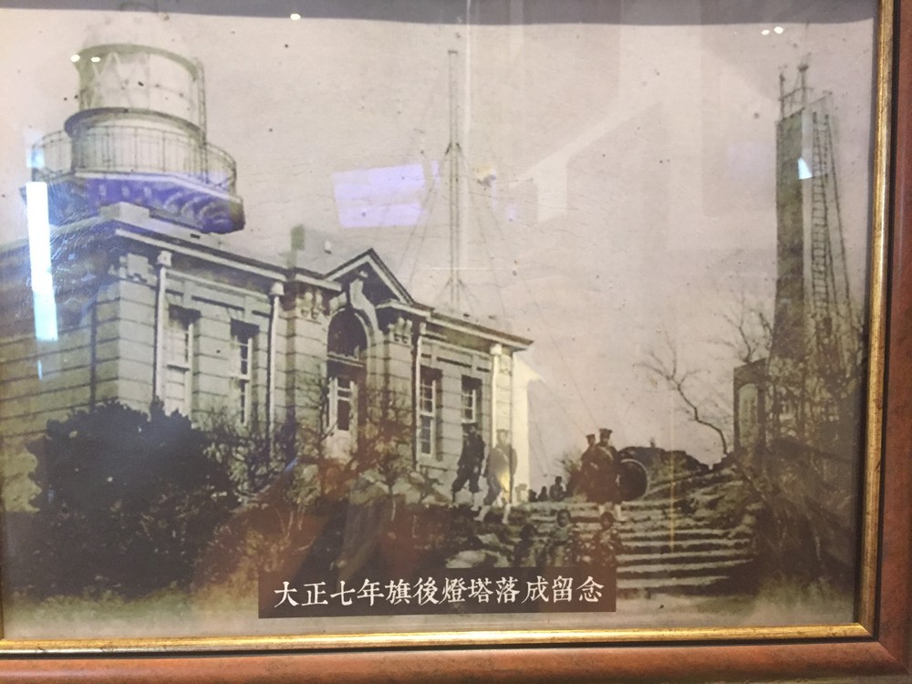 1918年打狗海關燈塔旁旗後燈塔落成，海關燈塔人員持續氣象觀測。照片右側中式方形紅磚建築的打狗海關燈塔今已不復存在，徒留基座於今燈塔北邊。點此顯示大圖(彈出視窗)