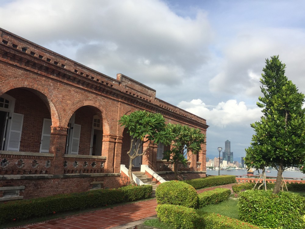 1973年高雄氣象站遷移到前鎮漁港新建辦公室，原址現為高雄市市定古蹟「打狗英國領事館官邸」。點此顯示大圖(彈出視窗)