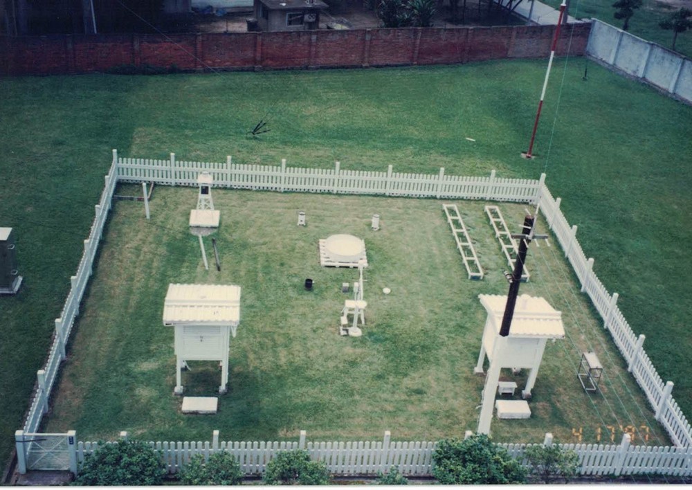 1997年觀測坪，A-5地面氣象自動測報系統。(木製圍欄及2座百葉箱，西南側天線)。點此顯示大圖(彈出視窗)