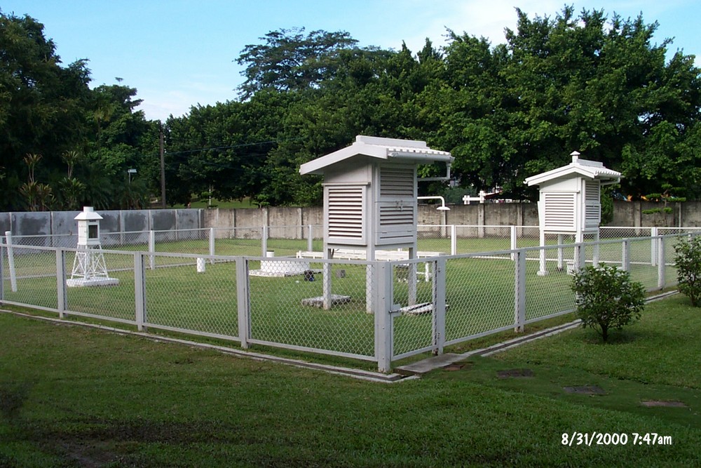 2000年觀測坪，A-5地面氣象自動測報系統。(鐵製圍欄)。點此顯示大圖(彈出視窗)