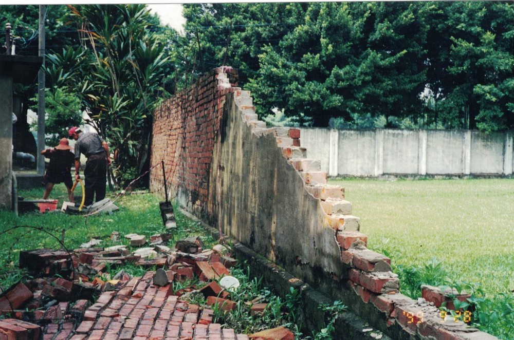 1999年921大地震，臺中氣象站南面圍外牆傾倒(現址)。點此顯示大圖(彈出視窗)