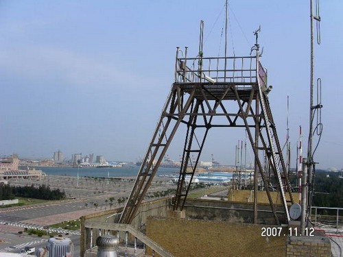 2007年梧棲氣象站6樓樓頂風力塔。點此顯示大圖(彈出視窗)