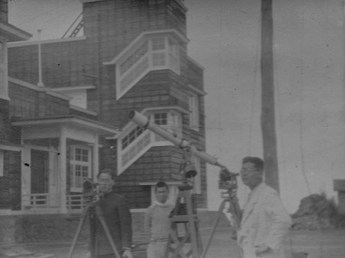 約1930年代，施放探空氣球，使用經緯儀(左側第一個儀器)觀測高空風向風速。點此顯示大圖(彈出視窗)