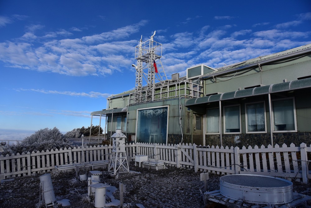 2000年玉山氣象站新廳舍及觀測坪。點此顯示大圖(彈出視窗)