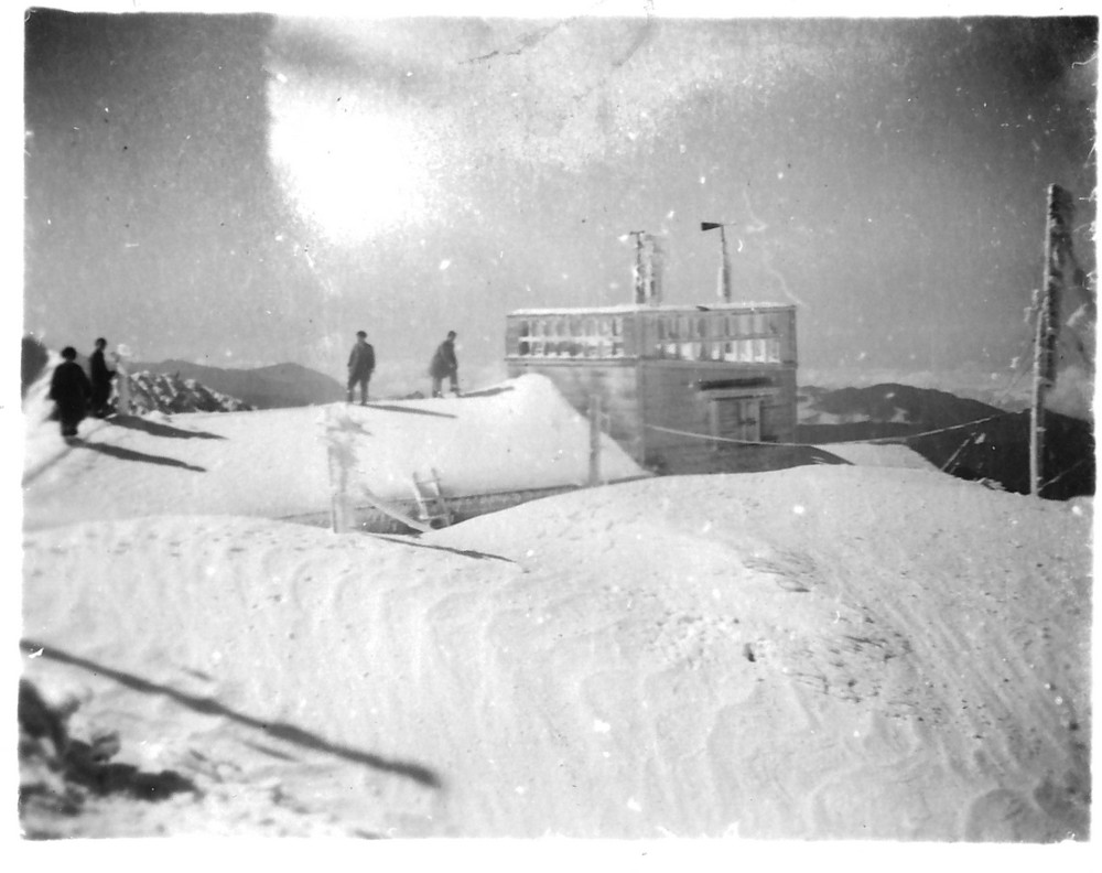 約1950年大雪覆蓋住整個廳舍建物，只露出屋頂。點此顯示大圖(彈出視窗)