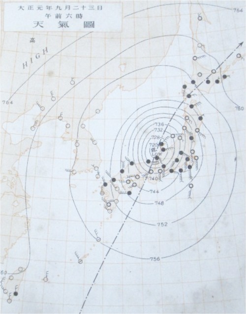 1912年9月23日天氣圖，颱風正侵襲日本，圖左下恆春有觀測資料。點此顯示大圖(彈出視窗)