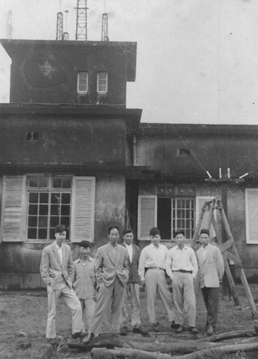 國民政府接收(1945年)後首批職員在測候所後側門前的合照。點此顯示大圖(彈出視窗)