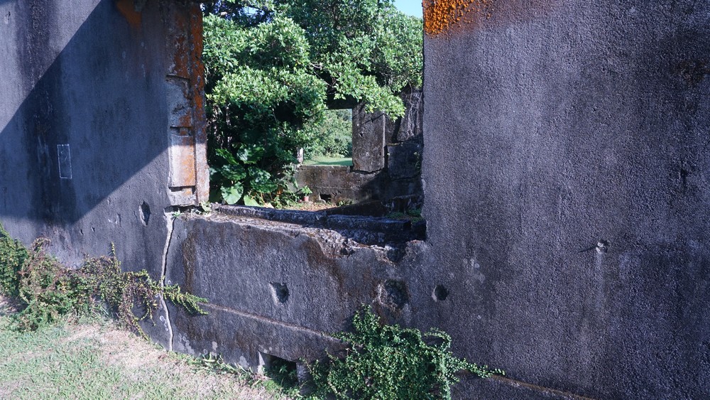 2022年歷史建築窗戶下方仍可找尋到二次世界大戰盟軍轟炸所遺留的彈孔。點此顯示大圖(彈出視窗)