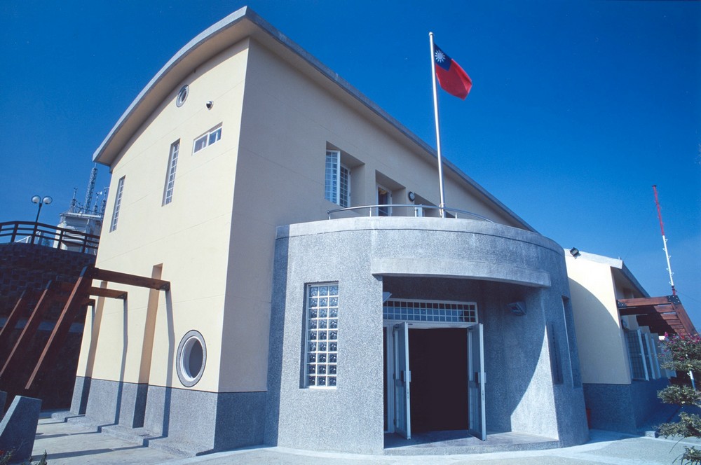 2001年整修後之第3代之氣象站辦公廳舍(正門)。點此顯示大圖(彈出視窗)