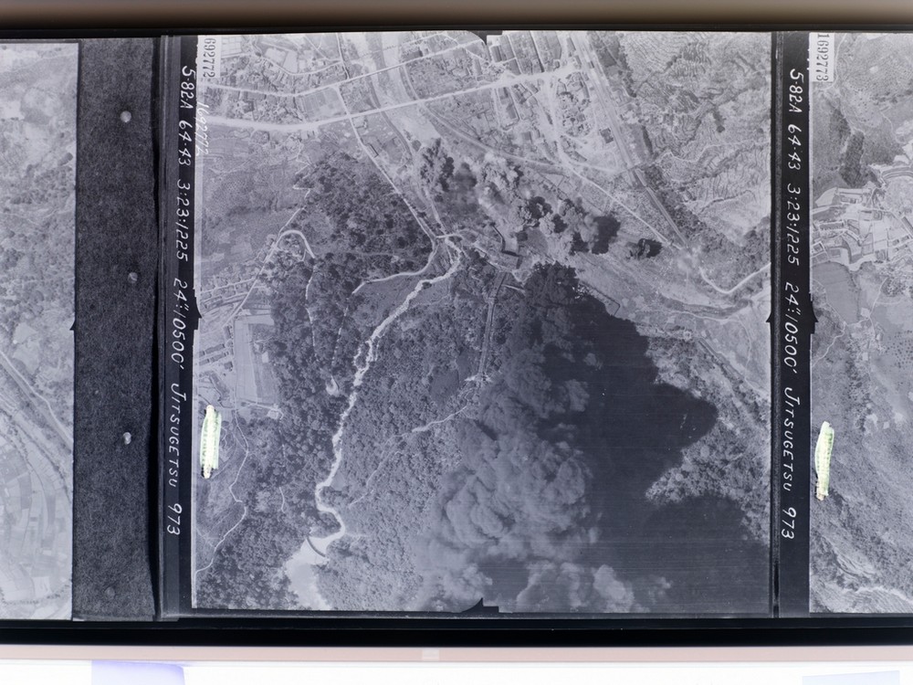 1945年3月美軍轟炸日月潭區域之空照圖(黑煙處即為轟炸區域)。點此顯示大圖(彈出視窗)
