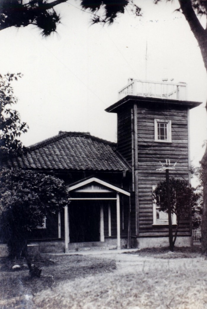 日治時期創建的臺東測候所，此照片乃1960年所攝。點此顯示大圖(彈出視窗)