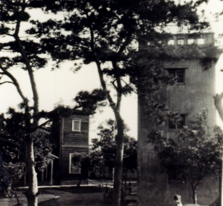 1960年2代辦公廳舍及風力塔並存。右前方建物為1953年新建辦公廳舍及風力塔，後面建物為1901年日治時期創建。點此顯示大圖(彈出視窗)