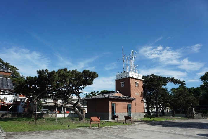 風力塔、地震展覽室及百年琉球松。其中風力塔乃1953年建造並歷經廳舍二度新建更迭，依然留用，2022年所攝。點此顯示大圖(彈出視窗)