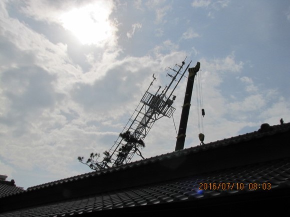 2016年7月10日，大型吊具拆卸風力鐵塔。點此顯示大圖(彈出視窗)