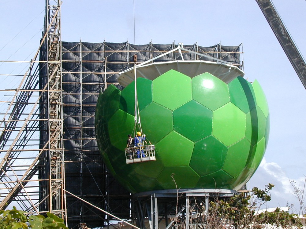 2001年2月安裝雷達天線罩。點此顯示大圖(彈出視窗)