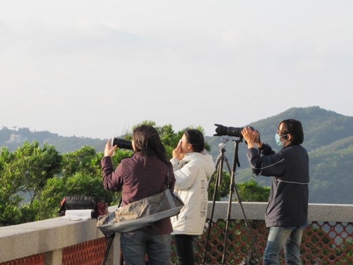 2012年5月21日民眾至馬祖氣象站觀賞拍攝日環食。點此顯示大圖(彈出視窗)