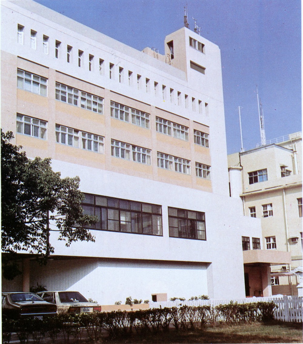 1985年資訊大樓完工外貌。
