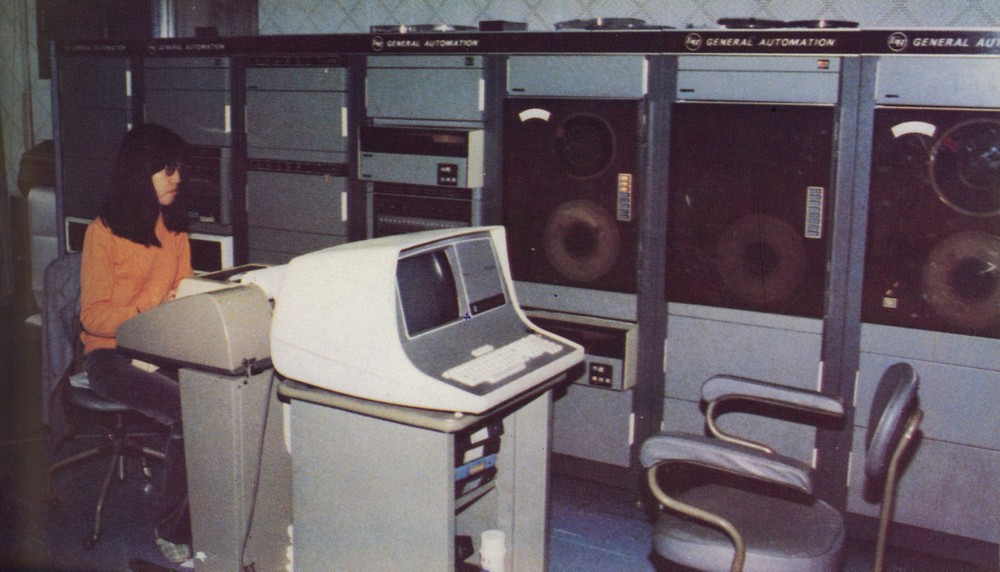 約1980年代大型工作站與磁帶機。
