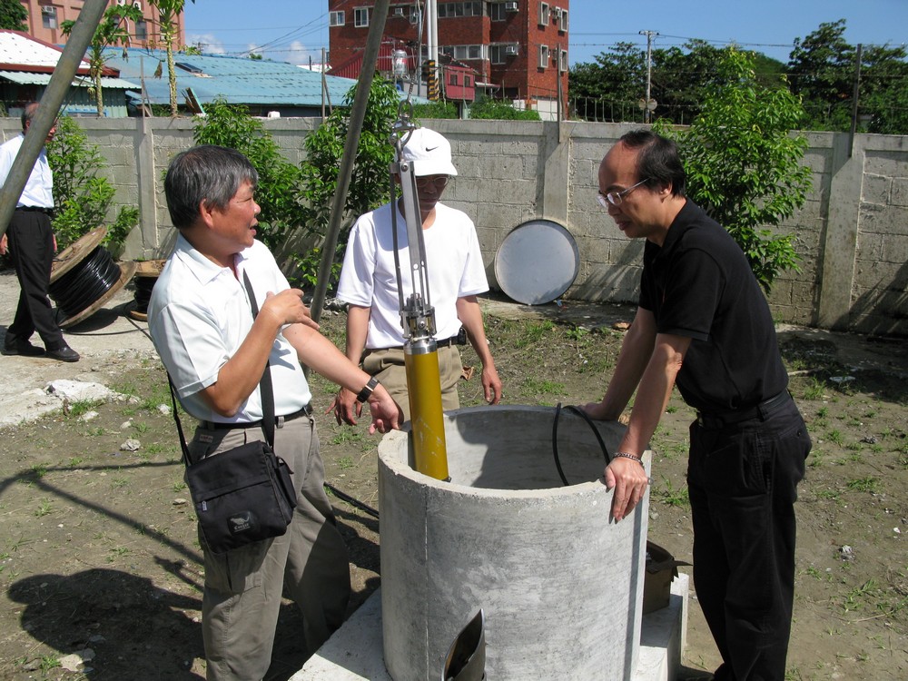 2008年花蓮深井地震觀測站進行儀器安裝。點此顯示大圖(彈出視窗)