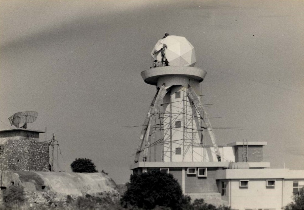 1969年興建中的高雄氣象雷達站。