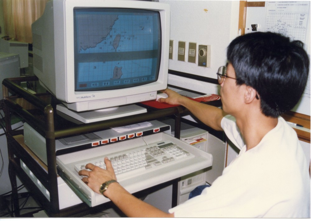 1991年使用『颱風警報編輯系統』取代人工繪製颱風警報作業。點此顯示大圖(彈出視窗)